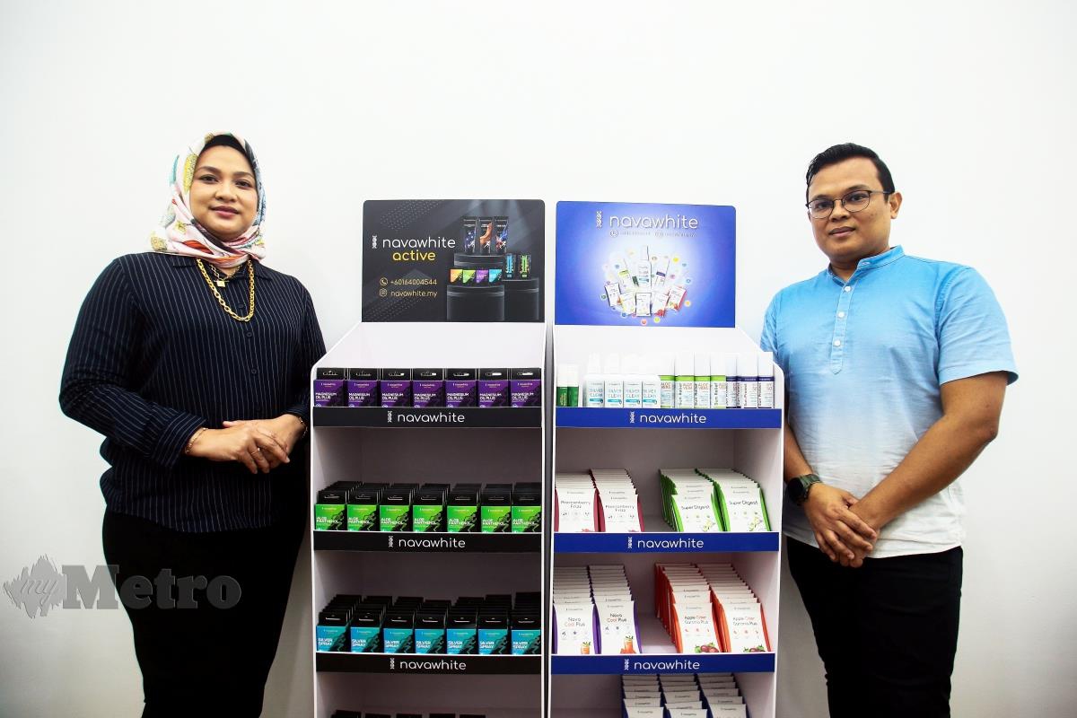 Pengasas Narqess Holding Sdn Bhd, Narqes Raimi dan rakan kongsi perniagaan, Asrulnizan Ayub ketika ditemui bersama produk kesihatan mereka pada sesi temubual khas di Navanos Biotech, Subang. FOTO GENES GULITAH