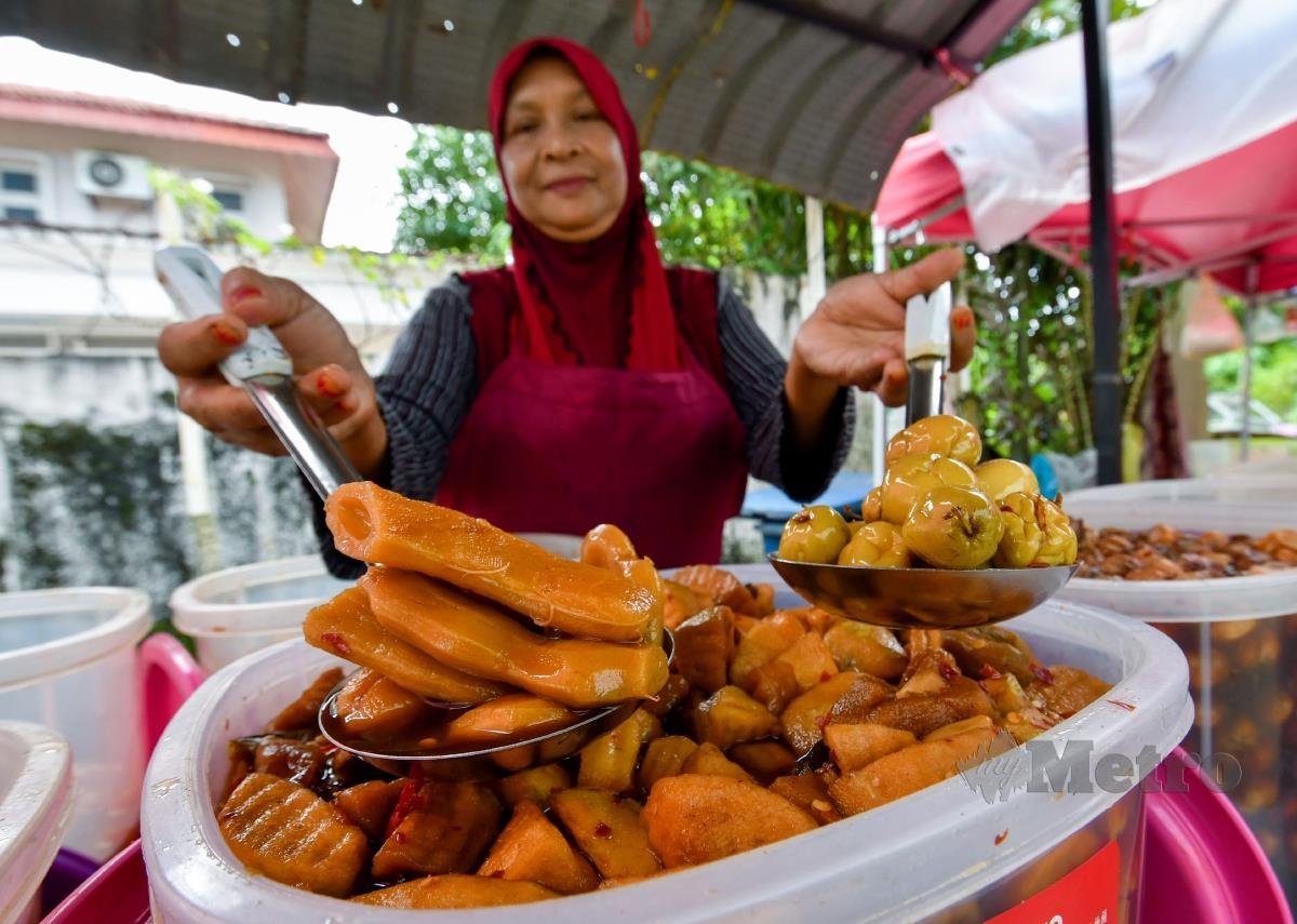 Rohani Hashim, 55, menunjukkan beraneka jeruk buah ‘nise’ (manisan diperbuat daripada gula melaka) yang dijual ketika ditemui Bernama di Kampung Cherang di sini. FOTO BERNAMA