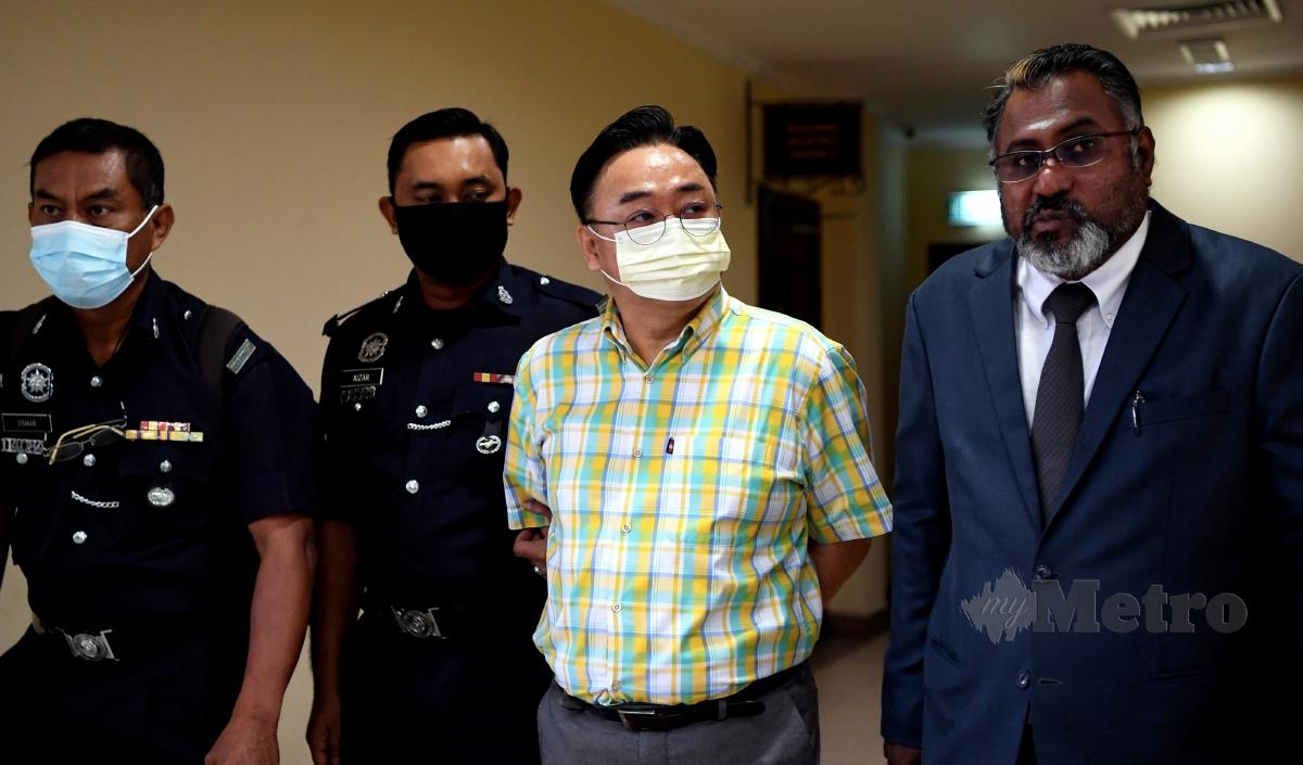 Paderi Orang Kelainan Upaya (OKU) bisu dan pekak Jee Jon Hoon, 55, (dua, kanan) yang juga warga Korea diiringi penguamnya, G.Shanmugam (kanan) dibawa untuk membayar ikat jamin sebanyak RM6,000 di Mahkamah Majistret atas pertuduhan mencabul seorang lelaki, 20 tahun lalu. FOTO BERNAMA