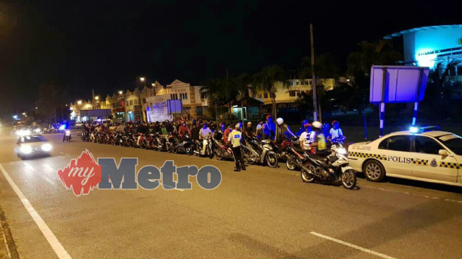 ANTARA penunggang motosikal terpaksa menolak motosikal mereka dalam Ops Ambang Tahun Baru 2018, di Batu Pahat, pagi ini. FOTO Essa Abu Yamin