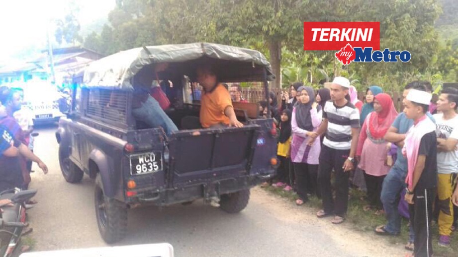 POLIS membawa jenazah mangsa ke Hospital Kuala Krai. FOTO ihsan pembaca
