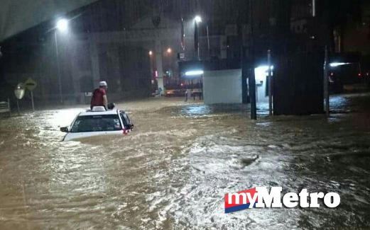 KERETA terperangkap akibat banjir kilat. FOTO ihsan pembaca