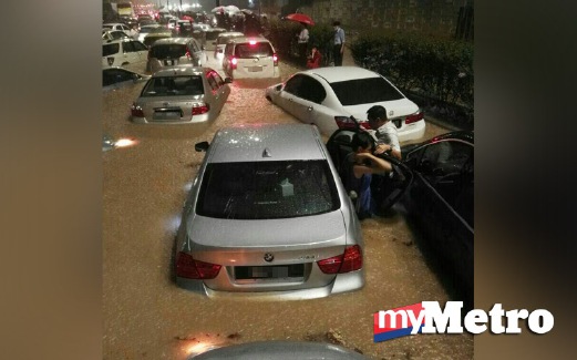 KERETA terperangkap akibat banjir kilat. FOTO ihsan pembaca