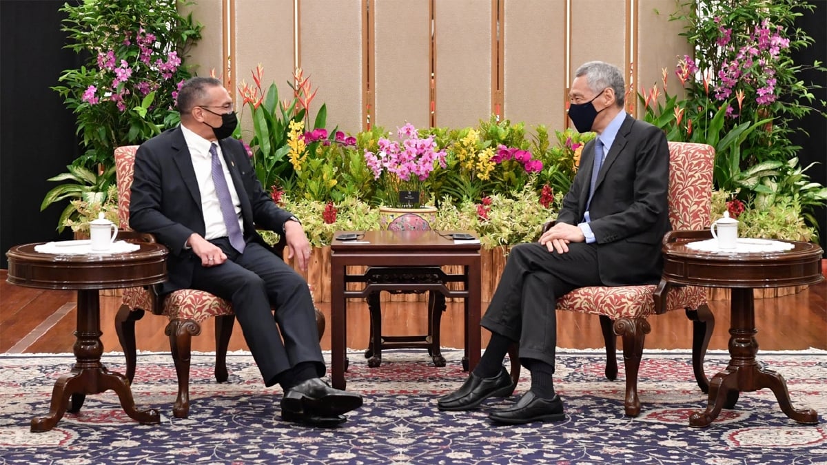 HISHAMMUDDIN (kiri) ketika bertemu Lee di Istana. FOTO Mindef Singapura
