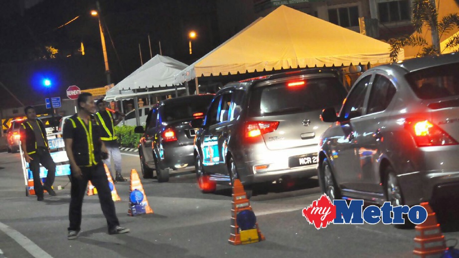 ANGGOTA JPJ negeri menjalankan pemeriksaan kenderaan ketika Ops Bersepadu di Jalan Pengkalan Rama. FOTO Muhammad Hatim Ab Manan