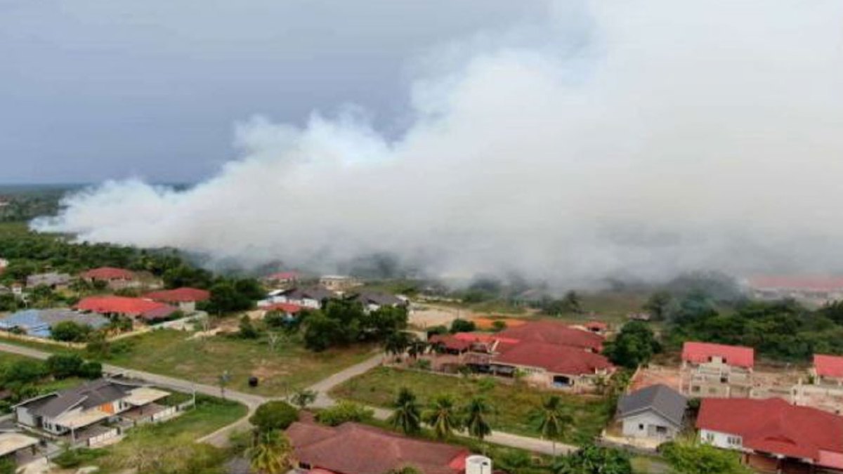 KEBAKARAN hutan di tanah gambut di Kampung Raja, Besut. FOTO ihsan Razali Idris