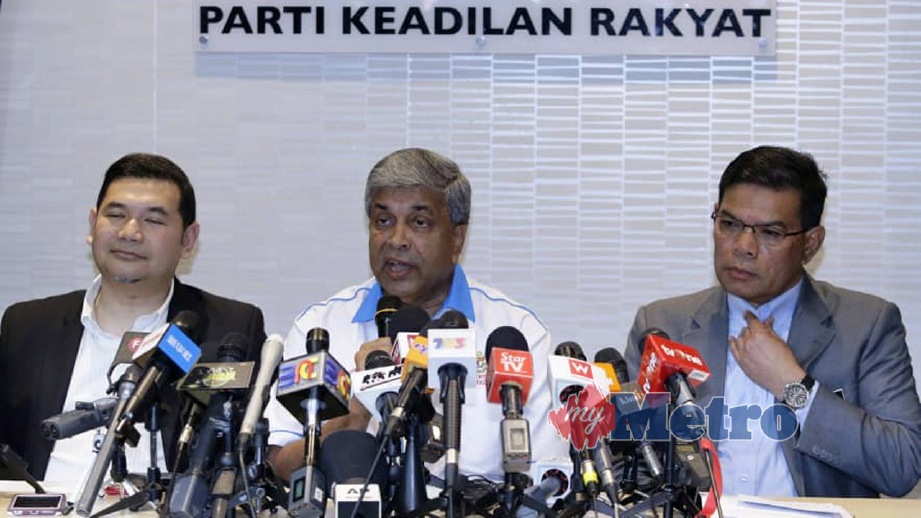 SAIFUDDIN Nasution (kanan) bersama Naib Presiden Parti PKR, Rafizi Ramli (kiri) dan Danyal Balagopal (tengah) di sidang media khas. FOTO Aizuddin Saad