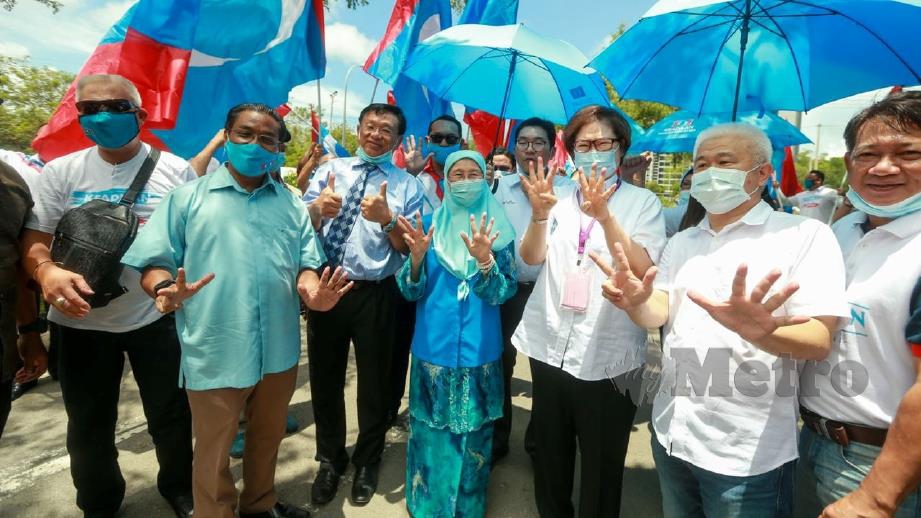 PENASIHAT parti PKR, Datuk Seri Dr Wan Azizah Wan Ismail (tengah) hadir memberi sokongan kepada Christina (tiga kanan). FOTO Aswadi Alias