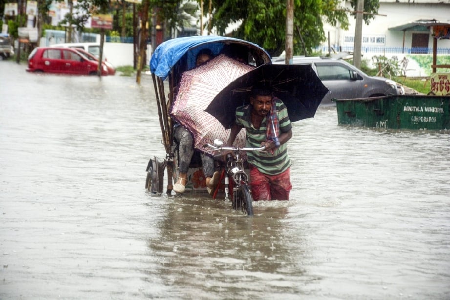 11 orang terbunuh di Nepal akibat banjir dan tanah runtuh yang disebabkan hujan monsun.