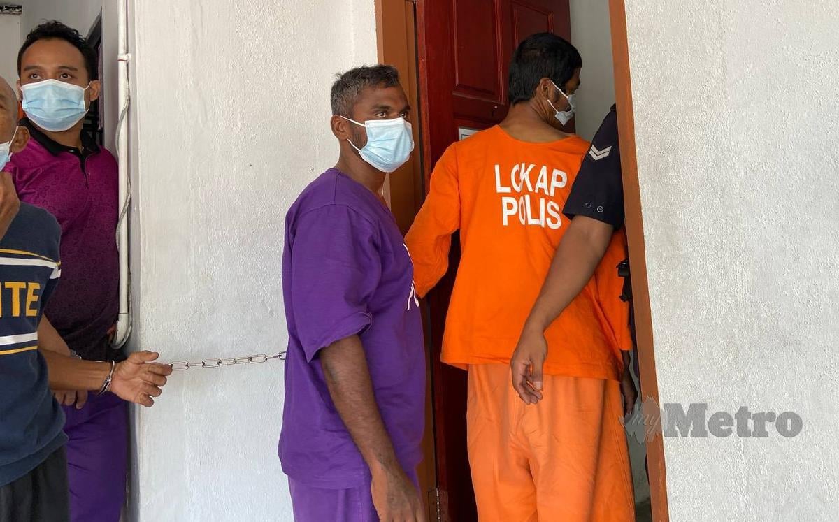 Abdullah Zubair (baju lokap ungu) diperintah menjalani hukuman penjara sembilan bulan kerana memukul pelanggan pasaraya. FOTO Alias Abd Rani
