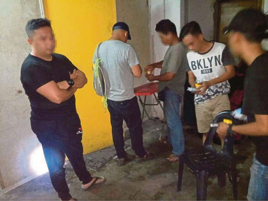 ANTARA individu menjalani  ujian air kencing  dalam Op Dadah di Petaling Jaya, malam tadi.