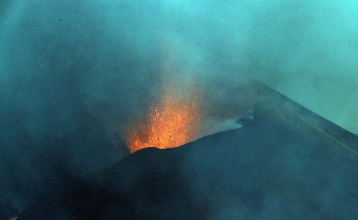 LAVA dari gunung berapi Cumbre Vieja. FOTO EPA 