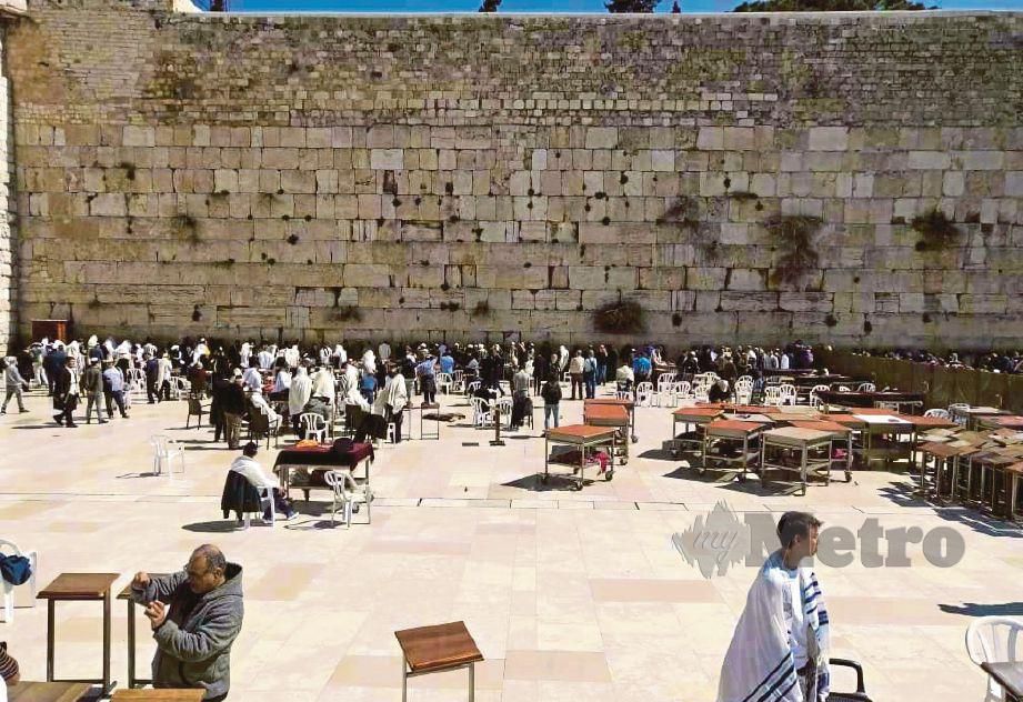 WAILING Wall iaitu tembok yang menjadi lokasi tumpuan pelancong khususnya orang Yahudi di Kompleks Masjid al-Aqsa. 