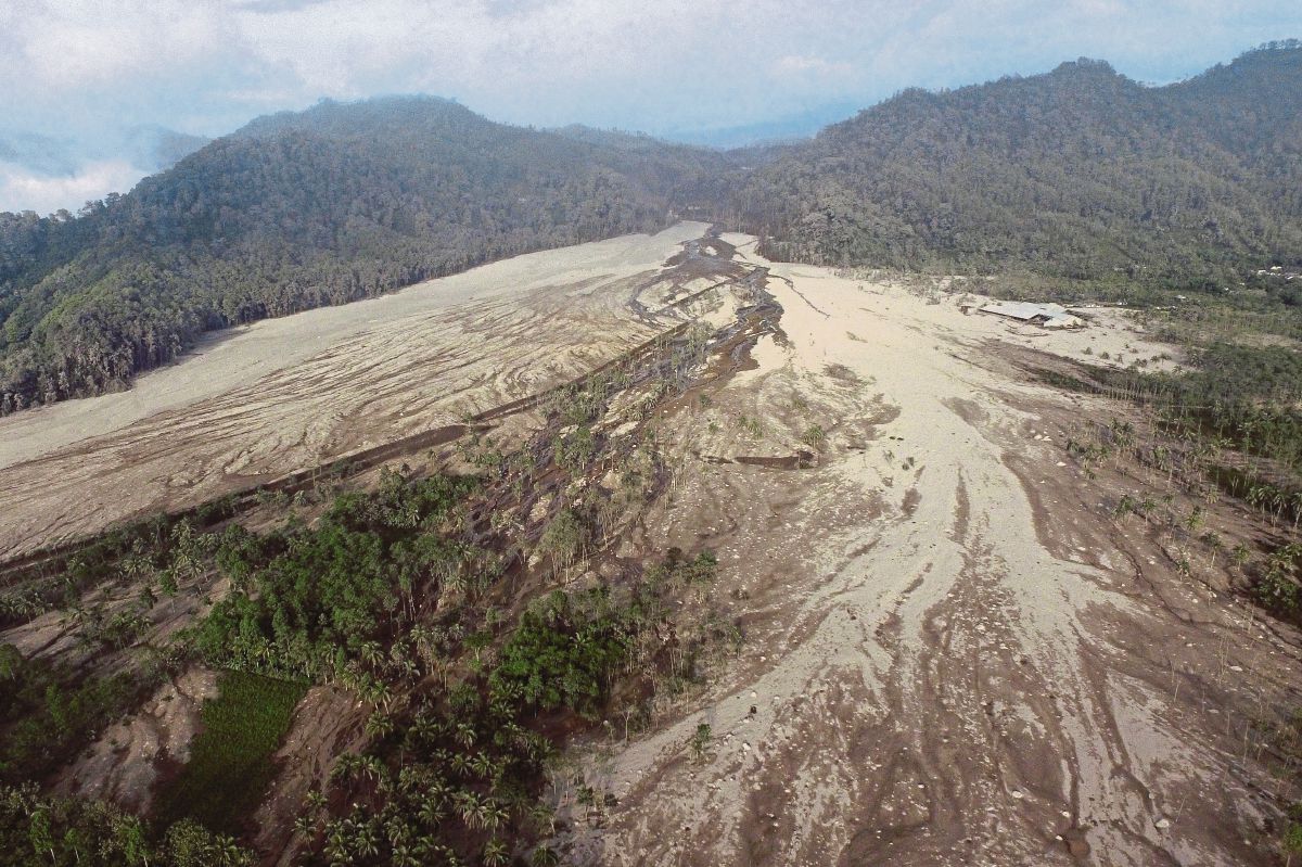 ANTARA kawasan terjejas akibat letusan Gunung Semeru. FOTO EPA 