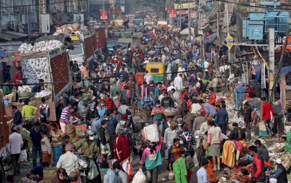 KEADAAN sebuah pasar yang sesak dengan pengunjung di Kolkata, India. FOTO Reuters
