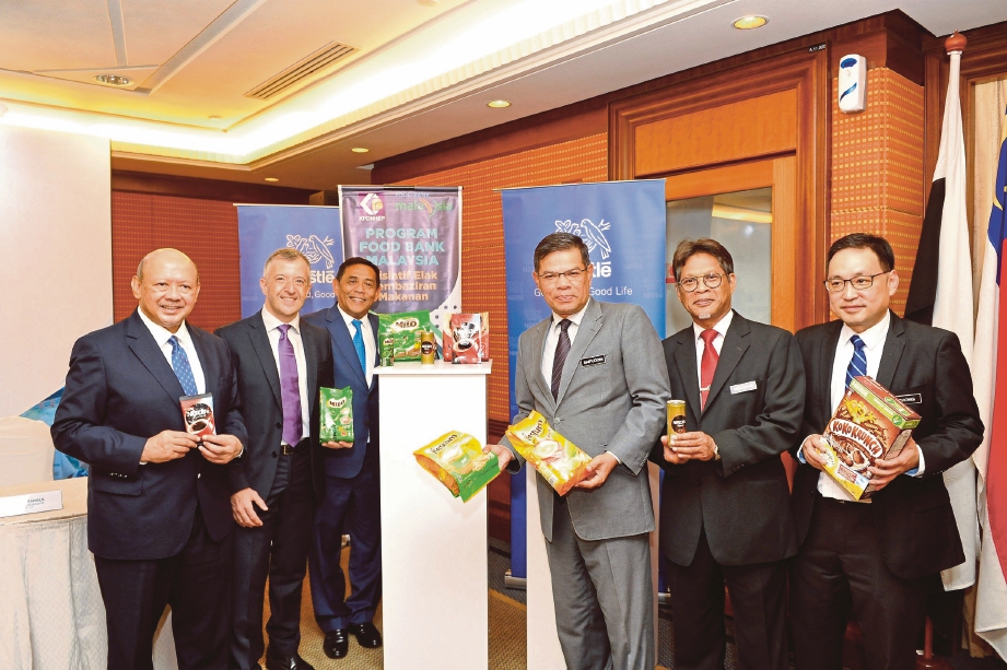 (DARI kiri) Syed Anwar, Aranols bersama Saifuddin dan Ab Wahab (dua dari kanan) pada majlis menandatangani Memorandum Persefahaman (MoU) antara Nestle Malaysia Berhad dengan Yayasan Food Bank Malaysia di Putrajaya, baru-baru ini.
