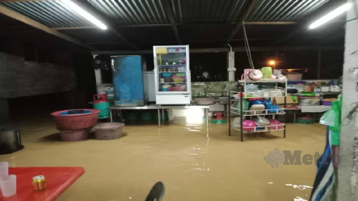 SEBUAH kedai makan terjejas susulan banjir kilat pada awal pagi di Kampung Padang dan Tanjong Kala, Gerik. FOTO Ihsan Penduduk.