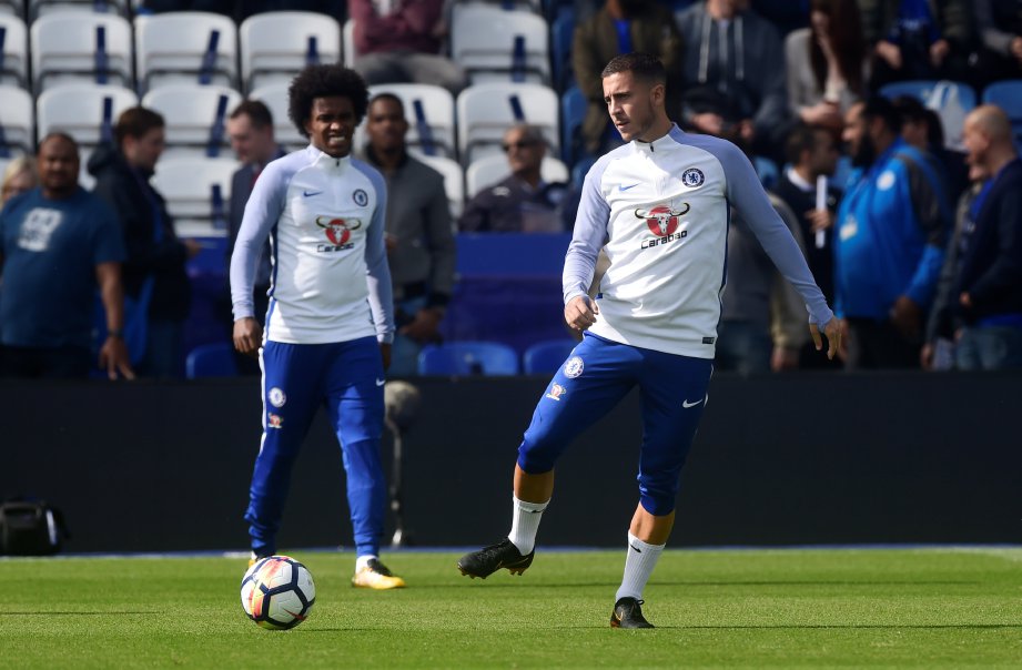 PEMAIN tengah Chelsea, Eden Hazard (kanan) berlatih bersama Willian.  