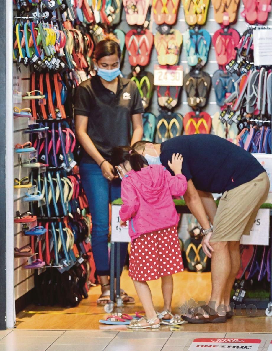 IBU BAPA membawa anak mereka ke pusat membeli-belah di sekitar Kuala Lumpur ketika Perintah Kawalan Pergerakan Bersyarat (PKPB), semalam. - Gambar NSTP/EIZAIRI SHAMSUDIN