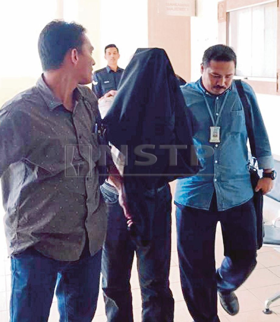  TENGKU Kamarulzaman dijatuhkan hukuman penjara tujuh hari dan denda RM5,000 selepas mengaku bersalah memalsukan surat penganugerahan kuota pengeluaran kayu balak dikaitkan dengan Pejabat Tengku Mahkota Pahang. FOTO Amin Ishak