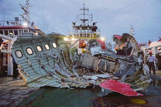 SEBAHAGIAN daripada serpihan bangkai QZ8501 tiba di Pelabuhan Kumai, Pangkalan Bun, malam tadi. 