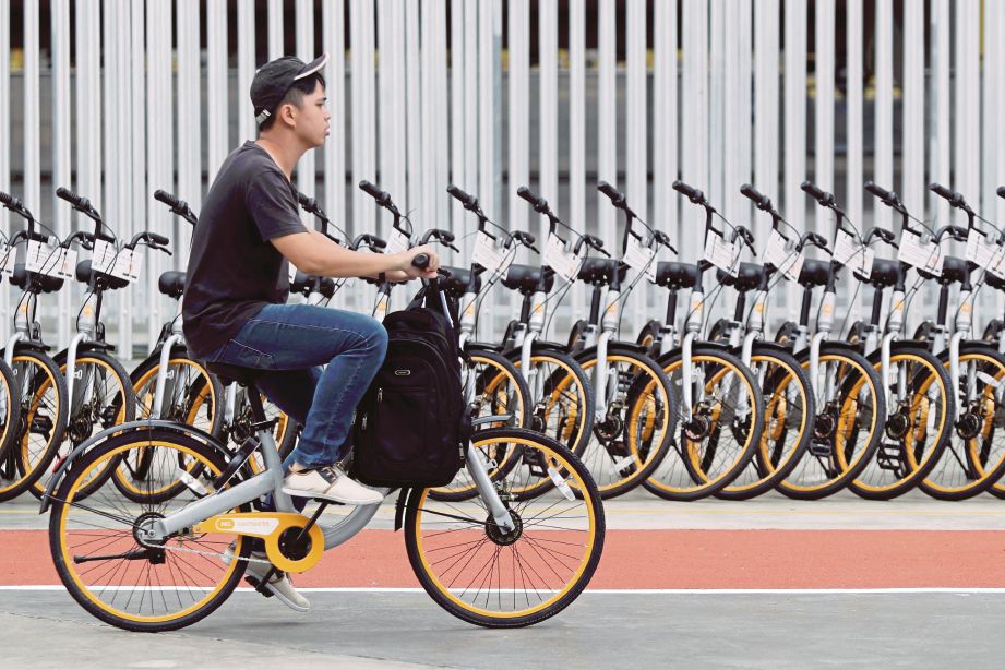 PIHAK oBike  menyediakan puluhan tempat letak basikal di beberapa kawasan strategik bagi memastikan pengguna tidak meletakkan sepeda  di merata tempat.