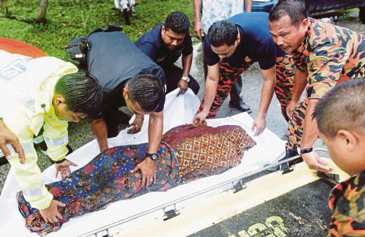 PASUKAN penyelamat mengangkat jenazah Mariam untuk dibawa ke hospital.