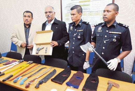 PARAMASIVAM (dua dari kiri) menunjukkan senjata serta peralatan pecah rumah yang ditemui dalam kereta dinaiki penjenayah.