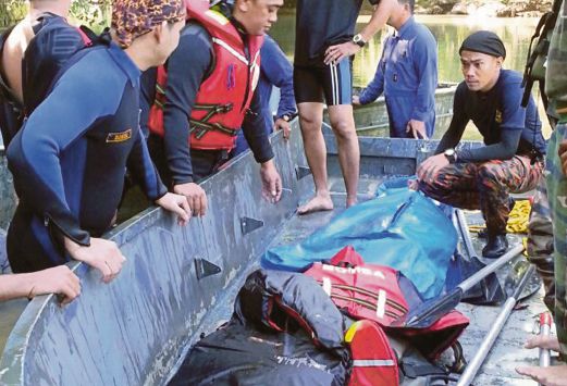 PASUKAN mencari dan menyelamat menemui mayat dua beranak di dasar Sungai Moyog.