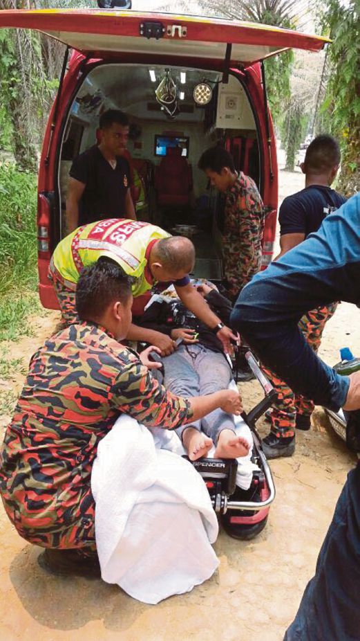 ANGGOTA bomba  memberikan rawatan sebelum mangsa dibawa ke Hospital Kajang. 