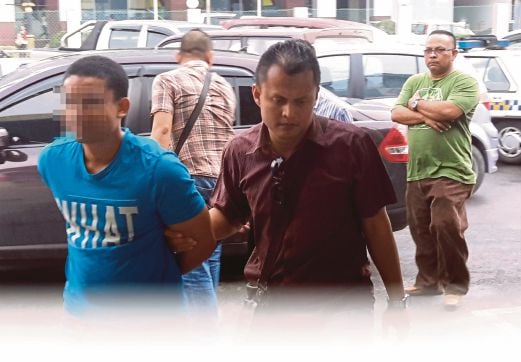 SUSPEK (kiri) dibawa ke Balai Polis Pusat Miri untuk tindakan lanjut.
