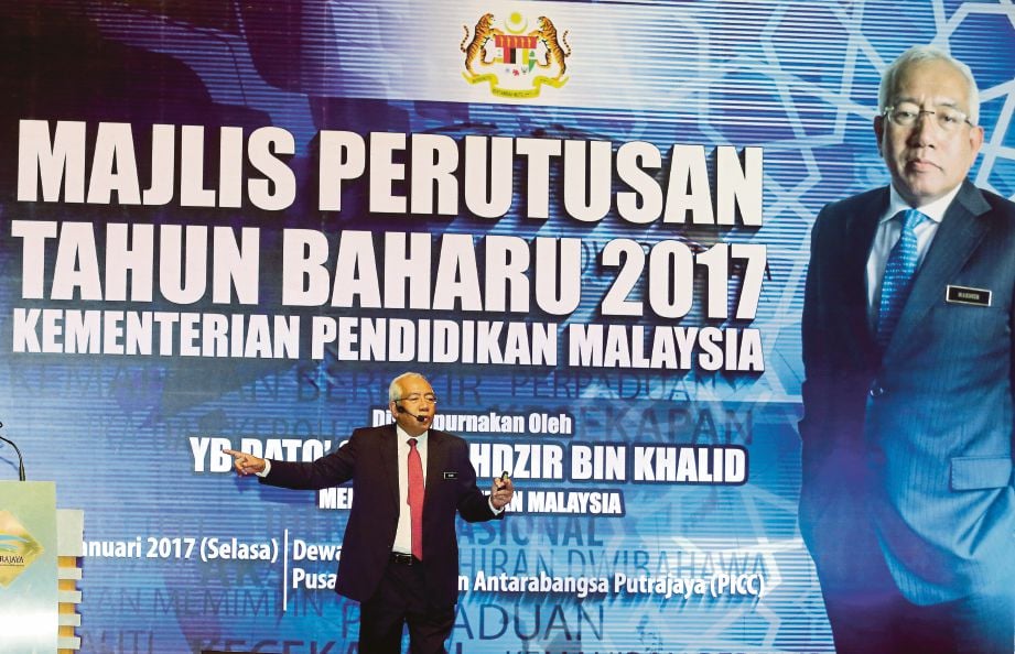 MAHDZIR  berucap pada Majlis Perutusan Tahun Baharu 2017 Kementerian Pendidikan Malaysia 2017 di PICC, Putrajaya. 