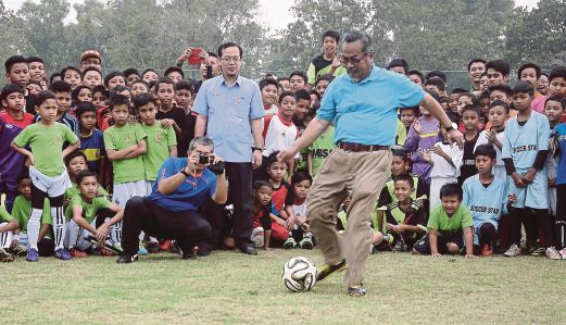 MOHD Jaafar menendang bola sekali gus merasmikan Karnival Soccer Kids Shah Alam.