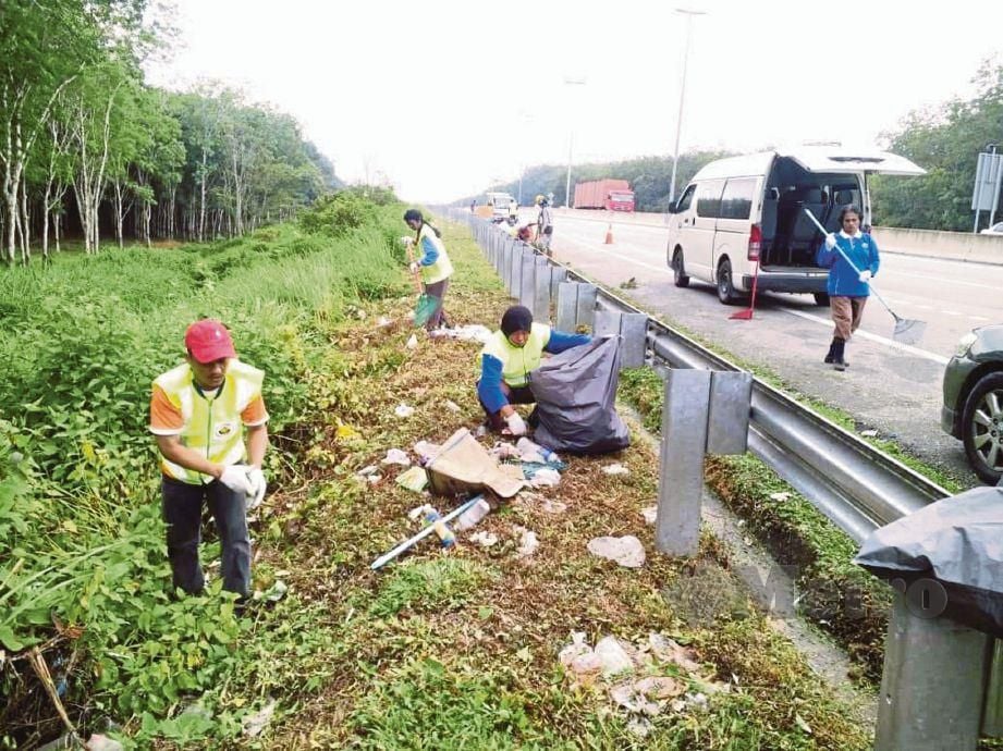 KAKITANGAN MDL dengan kerjasama beberapa agensi bergotong-royong membersihkan bahu jalan di Kechau, Kuala Lipis.