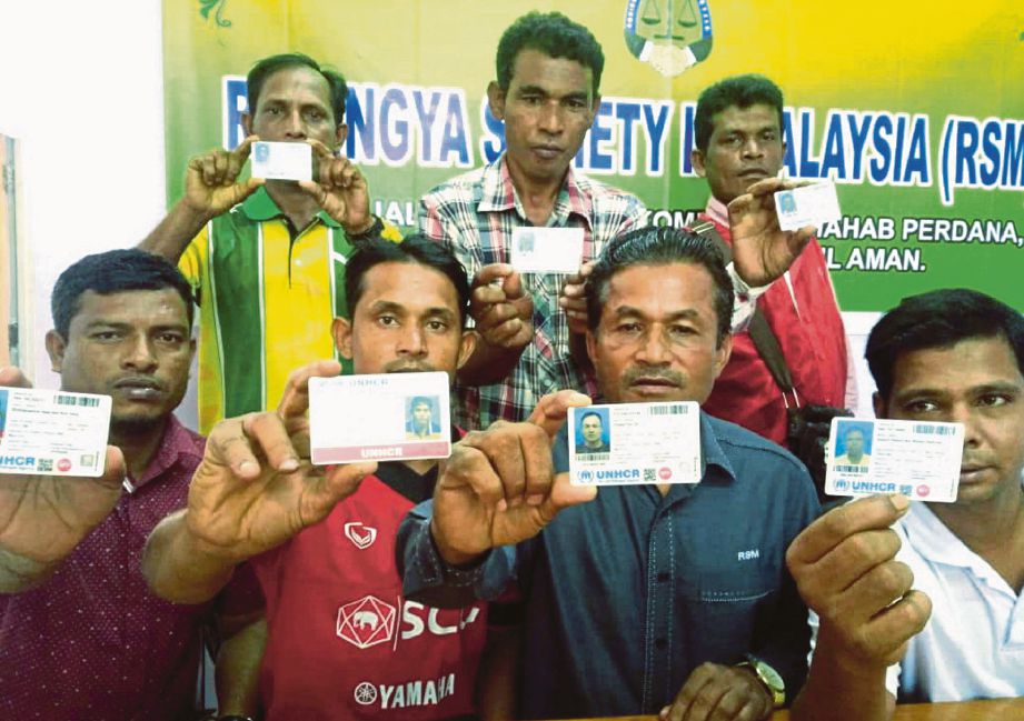  YUSOF  (dua dari  kanan) menunjukkan kad UNHCR selepas  sidang media di Pejabat RSM Kedah. 