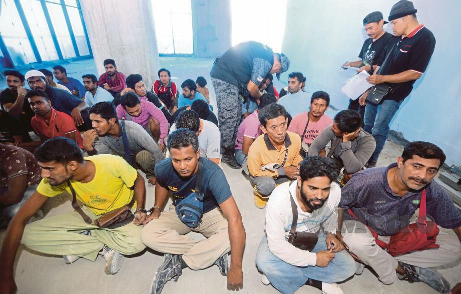 ANTARA pendatang asing yang ditahan dalam serbuan di tapak pembinaan  pusat beli-belah.