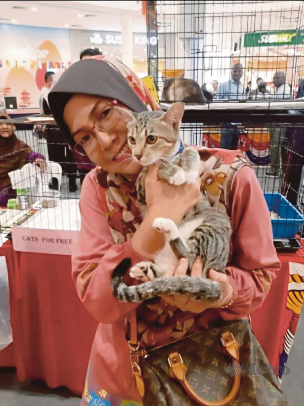 SHAHARIAH pengusaha Cikgu Shas’s Cat Homes di Bandar Baru Bangi, Selangor.