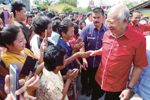PENDUDUK keturunan Siam tidak melepaskan peluang bersalaman dan merakamkan gambar Najib.