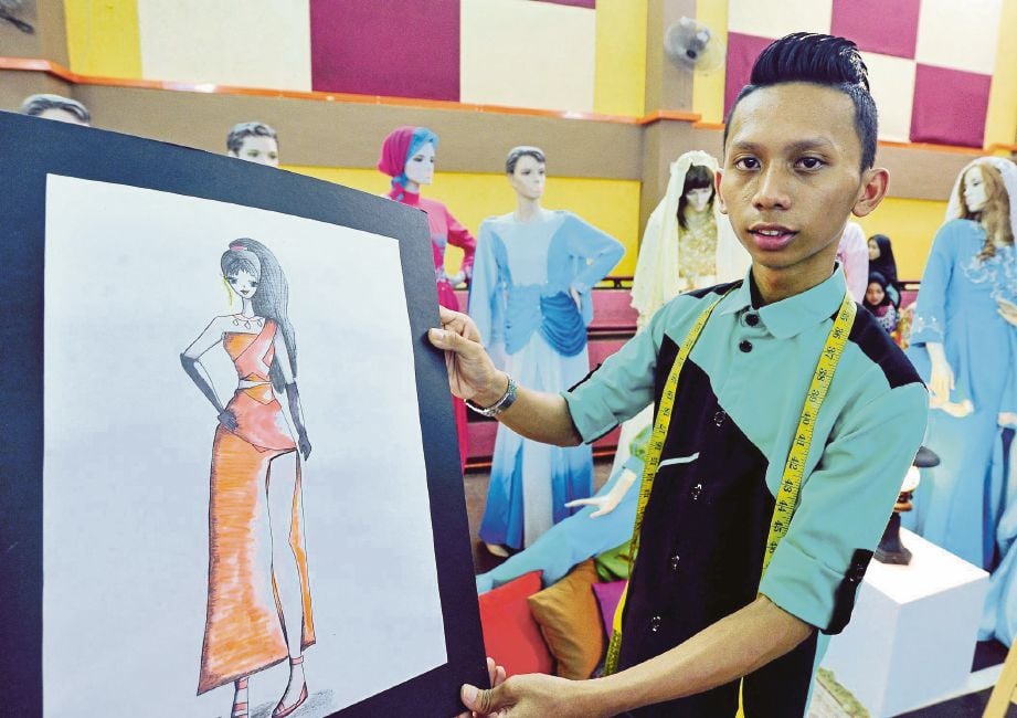 MUHAMAD Suhaimi menunjukkan  antara lukisan rekaan yang dihasilkannya di Program Gerbang Kerjaya IKBN Wakaf Tapai 2016 di IKBN Wakaf Tapai, Marang. 