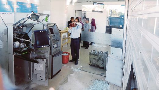 KEADAAN mesin ATM yang diletupkan dalam kejadian, semalam.