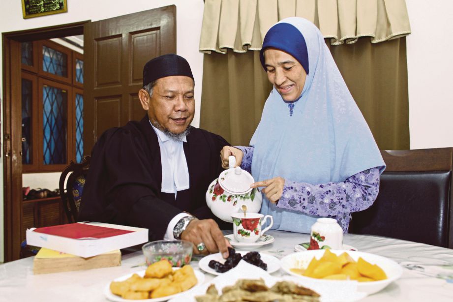 YAHAYA bersama isteri Mahanum Abu Bakar di rumah mereka.
