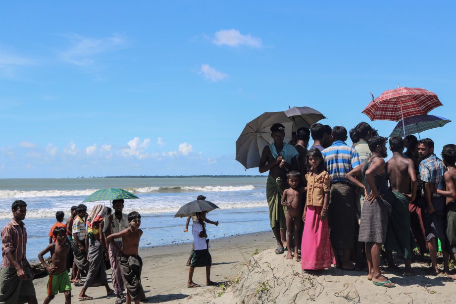 pelarian Rohingya  menunggu masa untuk bot mengangkut keluarga  di seberang Sungai Naf ke Bangladesh.