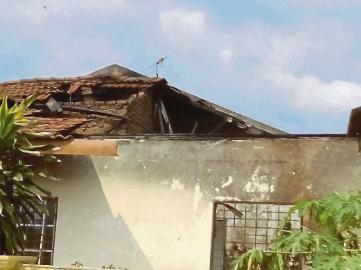 KEADAAN bumbung dan rumah Ibrahim yang musnah. 