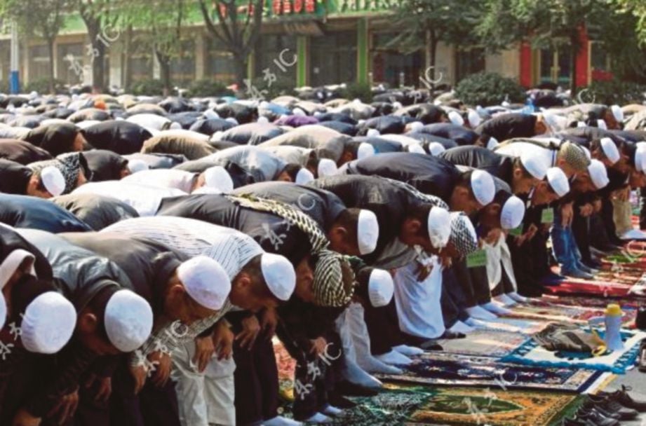 UMAT Islam menunaikan solat sunat Aidilfitri pada pagi hari raya.