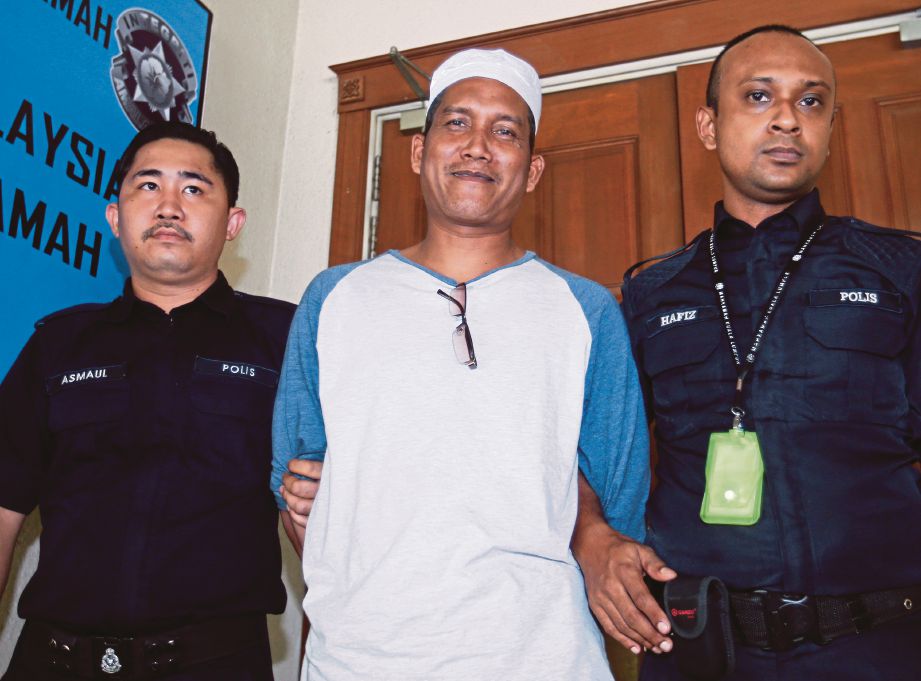 TERTUDUH dibawa keluar dari Mahkamah Tinggi Kuala Lumpur, semalam.