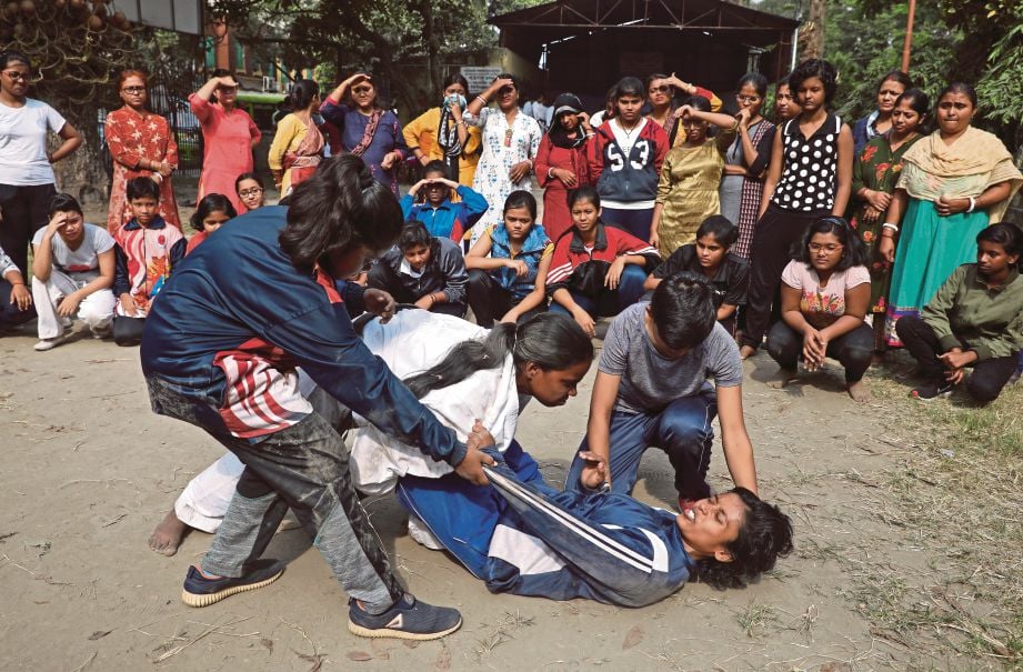 REMAJA perempuan mempelajari teknik mempertahankan diri di sebuah kem latihan di Kolkata, India. FOTO Reuters
