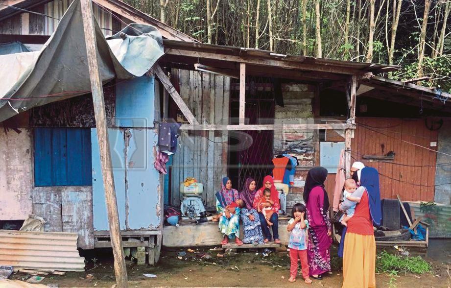 RUMAH yang didiami  Siti Nur Azlina  bersama tiga anaknya di Kampung Padang Lati Hilir, Bukit Marak. 