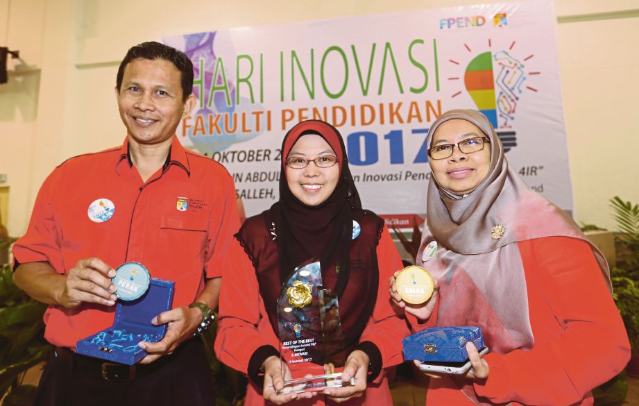 PEMENANG pertandingan e-Inovasi 2017 (dari kiri) Mohd Jasmy, Dr Fariza dan Dr Manisah.