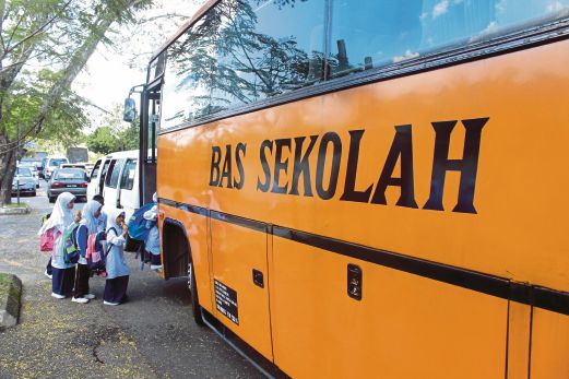 SEBAHAGIAN murid yang menggunakan perkhidmatan bas sekolah.