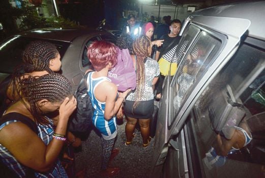JABATAN Imigresen Pulau Pinang menahan lima wanita dari Nigeria dan dua wanita dari Uganda kerana disyaki melacur dalam serbuan di Jalan Transfer.